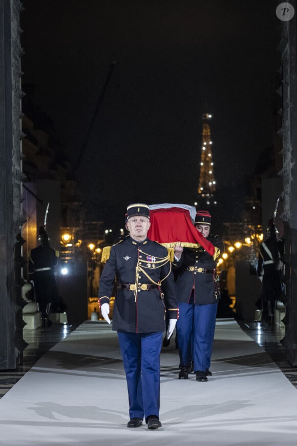 Illustration lors de la cérémonie d'État pour l'intronisation de Missak Manouchian et de sa femme Mélinee au Panthéon à Paris le 21 février 2024. © Eliot Blondet / Pool / Bestimage  French soldiers carry the coffins containing the ashes of Armenian resistance fighter Missak Manouchian an his wife Melinee during the national tribute to the Armenian communist resistance fighter and his comrades at the Pantheon, in Paris on February 21, 2024 