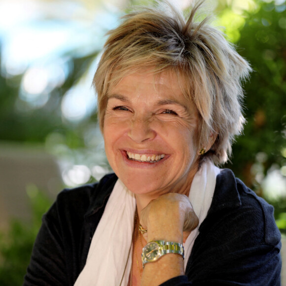 "J'ai un peu de mal à vivre dans Paris, loin des oliveraies et des forêts de chênes de mon Var chéri"
Exclusif - Rendez-vous avec l'actrice française Véronique Jannot, sur la plage des Sablettes, à La Seyne-sur-Mer, France, le 13 juillet 2021. Véronique Jannot sera la marraine de la 20ème édition du festival international de cinéma "Portraits de Femmes " à la Seyne-sur-Mer et à Toulon. © Franz Chavaroche/Nice Matin/Bestimage 