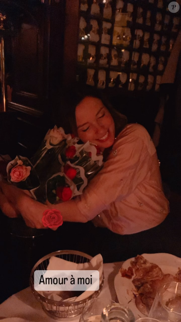 "Reine de la soirée" et "Birthday Queen" avec ses copines, Isabelle Ithurburu a eu droit à de belles surprises comme un beau bouquet de roses alors qu'elle dinait avec ses amies au restaurant Le Galopin.
Isabelle Ithurburu, Instagram