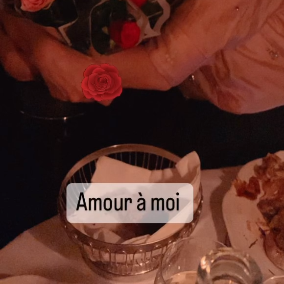 "Reine de la soirée" et "Birthday Queen" avec ses copines, Isabelle Ithurburu a eu droit à de belles surprises comme un beau bouquet de roses alors qu'elle dinait avec ses amies au restaurant Le Galopin.
Isabelle Ithurburu, Instagram