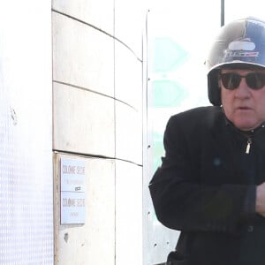 Exclusif - Gérard Depardieu quitte la station de radio RTL en scooter à Paris le 7 mars 2019. 