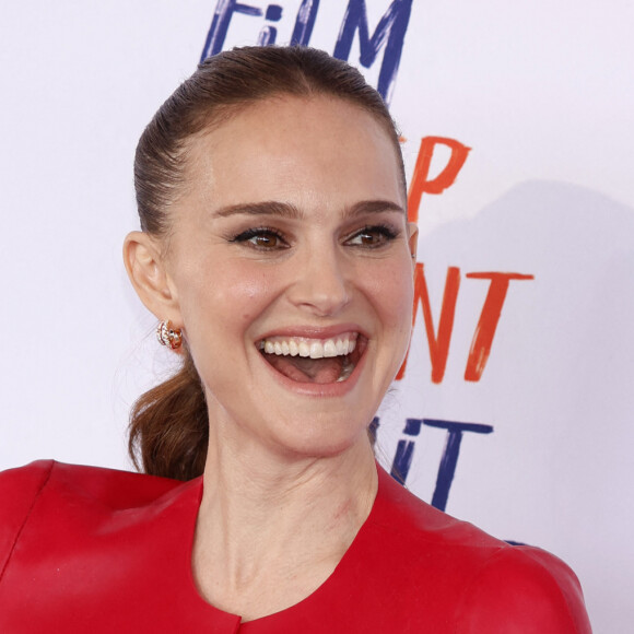 Ou bien Natalie Portman, souriante mais en solo. 
Natalie Portman - Photocall de la 39ème cérémonie des "Film Independent Spirit Awards" à Santa Monica, le 25 février 2024.