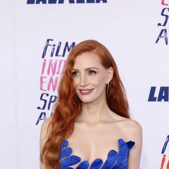 Tout comme Jessica Chastain, très sexy en bleu. 
Jessica Chastain - Photocall de la 39ème cérémonie des "Film Independent Spirit Awards" à Santa Monica, le 25 février 2024.