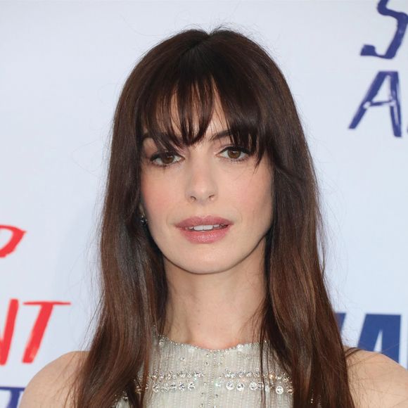 Anne Hathaway  - Photocall de la 39ème cérémonie des "Film Independent Spirit Awards" à Santa Monica, le 25 février 2024.