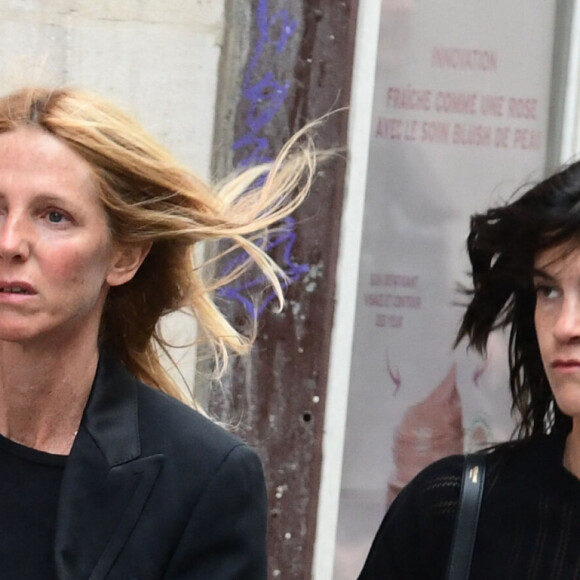 Sandrine Kiberlain et sa fille Suzanne Lindon - Arrivées des célébrités aux obsèques de Jane Birkin en l'église Saint-Roch à Paris. Le 24 juillet 2023 © Jacovides-KD Niko / Bestimage 