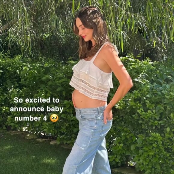 Dévoilant ainsi son baby-bump.
Miranda Kerr annonce sa quatrième grossesse sur son compte Snapchat ce vendredi 1er septembre. ©Snapchat