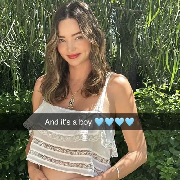 Avant de révéler l'identité du sexe de son bébé.
Miranda Kerr a annoncé qu'elle attendait un garçon. ©Snapchat