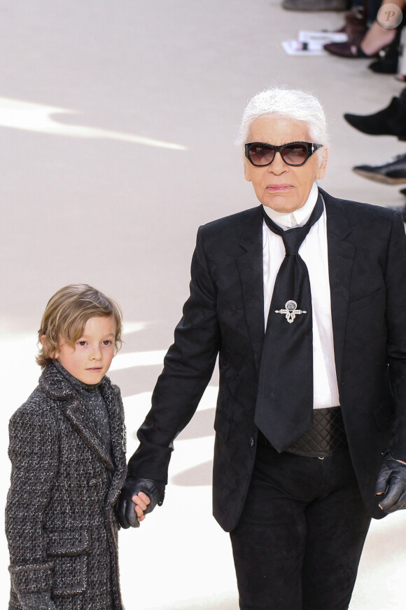 Karl Lagerfeld et son filleul Hudson Kroenig, le fils du mannequin Brad Kroenig au défilé de mode "Chanel", collection prêt-à-porter automne-hiver 2016-2017 à Paris, le 8 mars 2016.