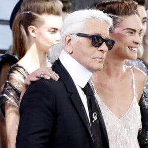 Mais c'est un peu plus à l'est, Rive gauche, que le créateur avait vécu et qu'il avait imaginé une partie de ses collections les plus emblématiques.
Karl Lagerfeld - Defile de mode Haute-Couture Automne-Hiver 2013/2014 "Chanel" au Grand Palais a Paris. Le 2 juillet 2013.