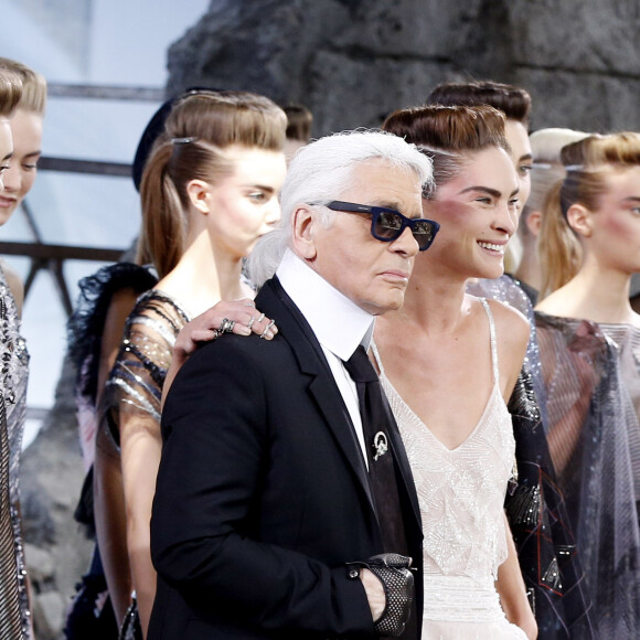Mais c'est un peu plus à l'est, Rive gauche, que le créateur avait vécu et qu'il avait imaginé une partie de ses collections les plus emblématiques.
Karl Lagerfeld - Defile de mode Haute-Couture Automne-Hiver 2013/2014 "Chanel" au Grand Palais a Paris. Le 2 juillet 2013.