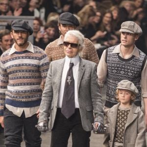 Son appartement de 260m2, qui se situe quai Voltaire, dans le quartier Saint-Thomas d'Aquin, dans le 2e arrondissement de Paris, va être mis en vente aux enchères notariales.
Karl Lagerfeld, Sébastien Jondeau, Brad Kroenig et son fils Hudson Kroenig, Baptiste Giabiconi - Présentation de la collection Chanel Métiers d'Art Paris-Rome aux studios Cinecitta à Rome, le 1er décembre 2015. © Olivier Borde/Bestimage