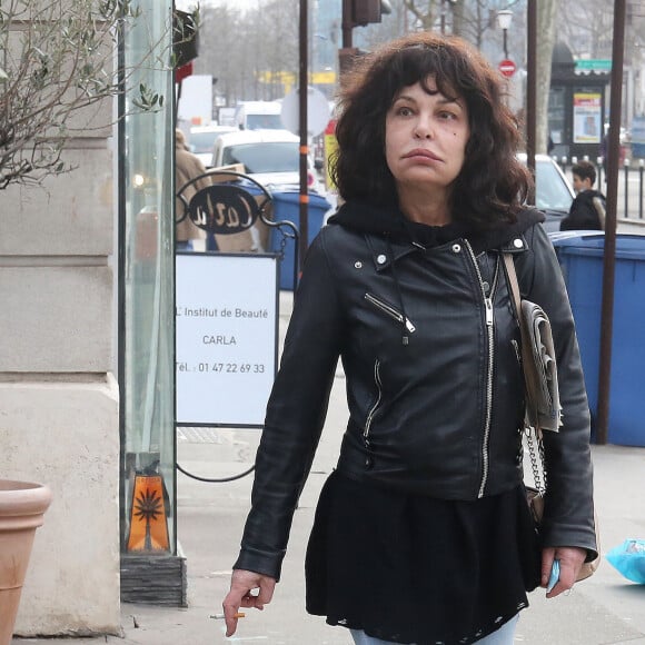 "J'ai un très beau piano à queue, plein de brûlures de cigarette."
Exclusif - Isabelle Mergault - Arrivées et sorties dans les studios RTL à Paris. Le 23 février 2021