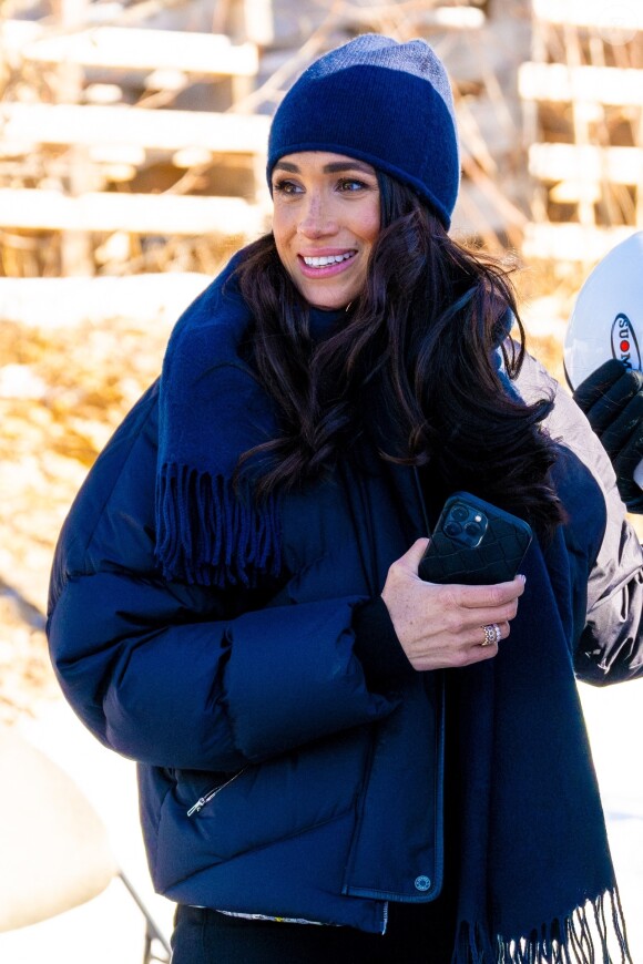 Le prince Harry fait du skeleton sous les yeux de Meghan Markle lors d'une visite au camp d'entrainement des athlètes des Invictus Games 2024 à Whistler en Colombie Britannique le 15 février 2024.  Whistler, CANADA - Prince Harry and Meghan Markle, the Duchess of Sussex, were seen engaging with attendees on the second day of the 'One Year to Go' event before the Invictus Games Vancouver Whistler 2025, held at Mountain Square in Whistler, Canada. The royal couple's visit highlighted their continued support for the Invictus Games and its participants. Pictured: Meghan Markle BACKGRID USA 15 FEBRUARY 2024 USA: +1 310 798 9111 / usasales@backgrid.com UK: +44 208 344 2007 / uksales@backgrid.com UK Clients - Pictures Containing Children Please Pixelate Face Prior To Publication 