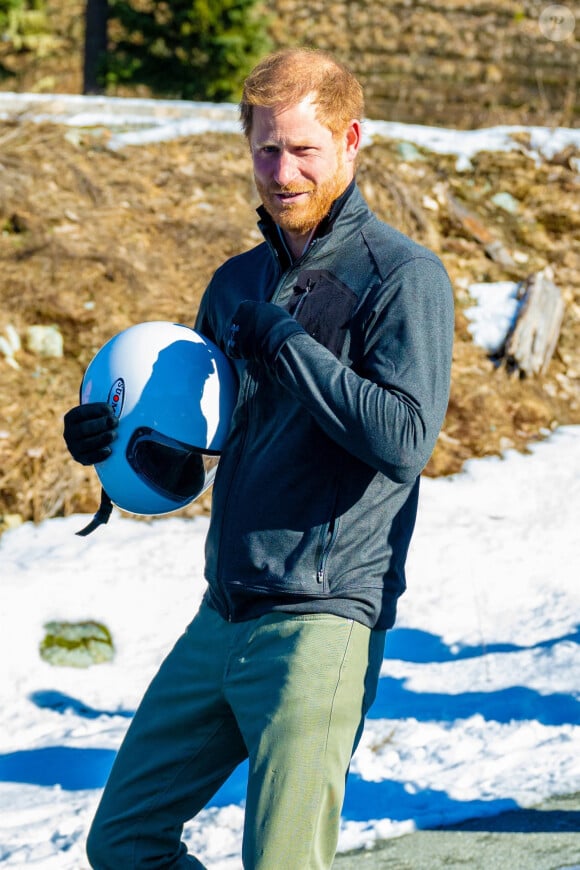 Le prince Harry fait du skeleton sous les yeux de Meghan Markle lors d'une visite au camp d'entrainement des athlètes des Invictus Games 2024 à Whistler en Colombie Britannique le 15 février 2024. 