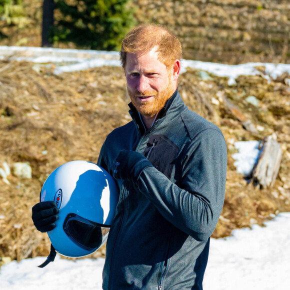 Le prince Harry fait du skeleton sous les yeux de Meghan Markle lors d'une visite au camp d'entrainement des athlètes des Invictus Games 2024 à Whistler en Colombie Britannique le 15 février 2024. 