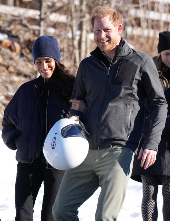 Exilés aux Etats-Unis avec leurs deux enfants Archie et Lilibet, les Sussex ont multiplié les tacles à l'égard de la Couronne.
Le prince Harry fait du skeleton sous les yeux de Meghan Markle lors d'une visite au camp d'entrainement des athlètes des Invictus Games 2024 à Whistler en Colombie Britannique le 15 février 2024. 