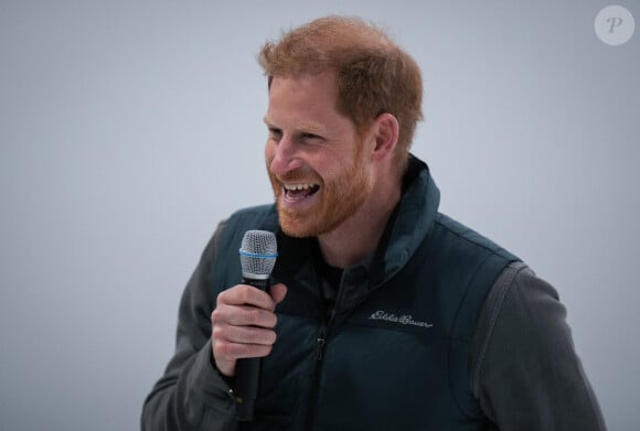 Le prince Harry, duc de Sussex, s'adresse à la foule lors d'un camp d'entraînement de curling en fauteuil roulant des Invictus Games, à Vancouver, en Colombie-Britannique, le vendredi 16 février 2024. Les Invictus Games Vancouver Whistler 2025 se dérouleront du 8 au 16 février 2025 et proposeront pour la première fois des sports d'hiver. Darryl Dyck/La Presse Canadienne/ZUMA Press/Bestimage