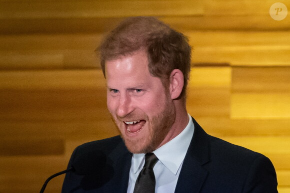 Le prince Harry, duc de Sussex, souriant après avoir fait une blague lors du dîner des Jeux Invictus à Vancouver, le vendredi 16 février 2024. Ethan Cairns/La Presse Canadienne via ZUMA Press/Bestimage