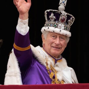 Le roi Charles III d'Angleterre - La famille royale britannique salue la foule sur le balcon du palais de Buckingham lors de la cérémonie de couronnement du roi d'Angleterre à Londres.