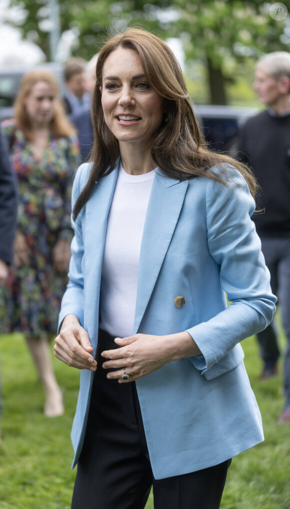 La première photo de Kate Middleton a été publiée. 
Catherine (Kate) Middleton, princesse de Galles, à la rencontre du public du concert du couronnement près du château de Windsor. Au lendemain du sacre du roi d'Angleterre et de la reine consort à l'abbaye de Westminster, 20.000 personnes sont venues assister à ce concert-événement avec L.Richie et K.Perry en tête d'affiche. 