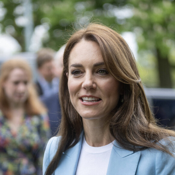 La première photo de Kate Middleton a été publiée. 
Catherine (Kate) Middleton, princesse de Galles, à la rencontre du public du concert du couronnement près du château de Windsor. Au lendemain du sacre du roi d'Angleterre et de la reine consort à l'abbaye de Westminster, 20.000 personnes sont venues assister à ce concert-événement avec L.Richie et K.Perry en tête d'affiche. 