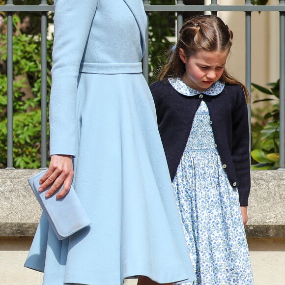 Catherine (Kate) Middleton, duchesse de Cambridge, La princesse Charlotte de Cambridge - La famille royale britannique quitte la chapelle Saint-Georges de Windsor après la messe de Pâques, le 17 avril 2022. 