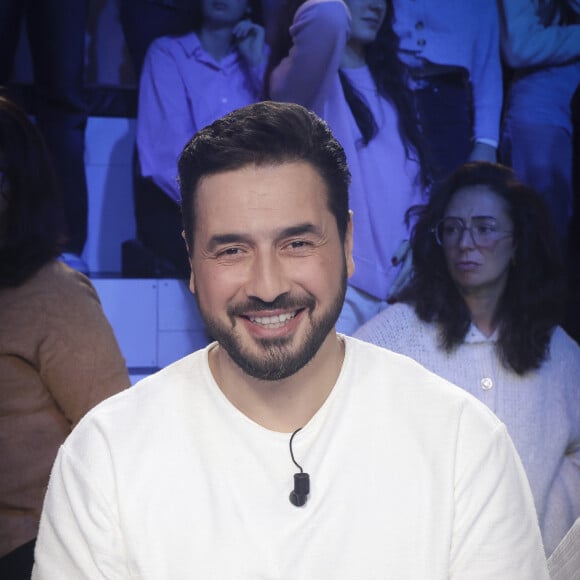 Exclusif - Moundir - Sur le plateau de l'émission TPMP (Touche Pas à Mon Poste) présentée en direct par C.Hanouna et diffusée sur C8 le 4 décembre 2023. © Jack Tribeca / Bestimage 