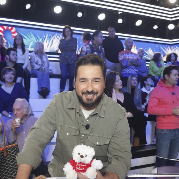 Exclusif - Moundir - Plateau de Noël de l'émission TPMP (Touche Pas à Mon Poste), présentée en direct par C.Hanouna et diffusée sur C8 à Paris le 28 novembre 2023. © Jack Tribeca / Bestimage