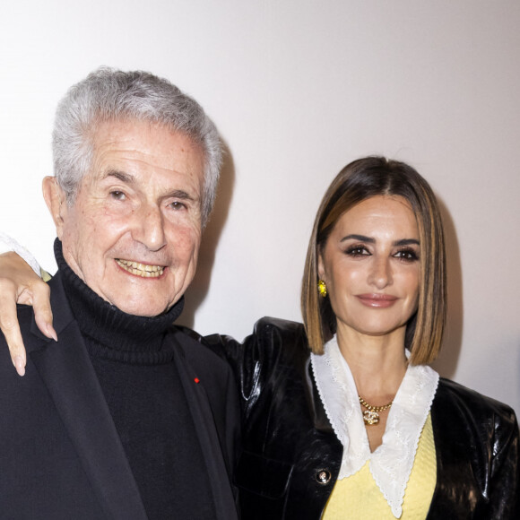 L'actrice avait choisi de porter une veste et une jupe en cuir noir, réhaussées d'un joli haut jaune et d'une ceinture dorée.
Penélope Cruz et Claude Lelouch - Photocall du défilé de mode Femmes prêt-à-porter automne-hiver 2024/2025 "Chanel" lors de la fashion week de Paris le 5 mars 2024. © Olivier Borde / Bestimage