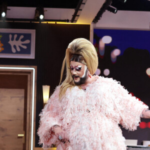 S'il présente seul l'émission Bertrand n'a pas sommeil, le célèbre journaliste de 35 ans s'accompagne à la toute fin de Paloma, la grande gagnante de la première saison de Drag Race France en 2022.
Exclusif - Arié Elmaleh, La Big Bertha, Virginie Hocq lors de l'enregistrement de la nouvelle émission "Bertrand n'a pas sommeil", présentée par B.Chameroy et diffusée le 8 mars à 22h50 sur France 2 © Dominique Jacovides / Bestimage