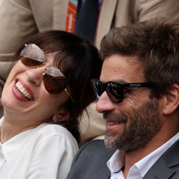 Ensemble depuis 2008, Arnaud Clément et Nolwenn Leroy, quant à eux, avaient profité de la proximité avec Roland-Garros.
Nolwenn Leroy et son compagnon Arnaud Clément dans les tribunes lors des Internationaux de France de Tennis de Roland Garros 2022. Paris, le 5 juin 2022. © Dominique Jacovides/Bestimage 