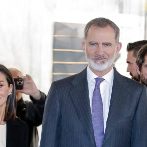 Un chemisier qui était une véritable oeuvre d'art ! 
Le roi Felipe VI et la reine Letizia d'Espagne lors de l'inauguration de l'ARCO (Salon d'Art Contemporain) à Madrid. Le 6 mars 2024 