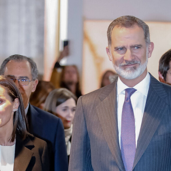 Toujours en compagnie de son mari Felipe, bien sûr ! 
Le roi Felipe VI et la reine Letizia d'Espagne lors de l'inauguration de l'ARCO (Salon d'Art Contemporain) à Madrid. Le 6 mars 2024 