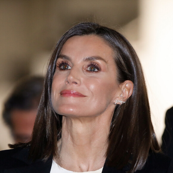 Signé par une marque espagnole, il avait notamment plusieurs bandes de tissu croisées. 
La reine Letizia d'Espagne lors de l'inauguration de l'ARCO (Salon d'Art Contemporain) à Madrid. Le 6 mars 2024 