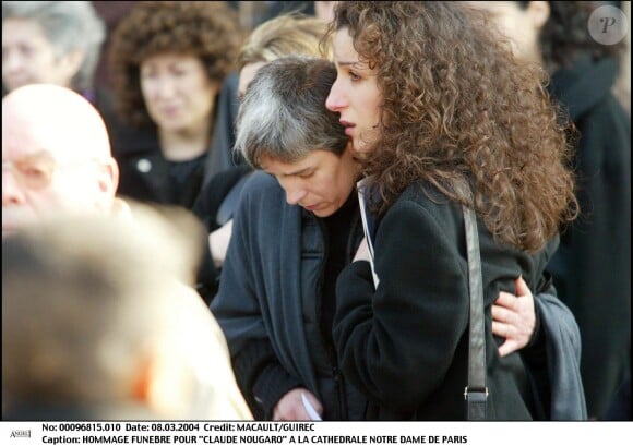 "On avait 32 ans d'écart, mais cela ne m'a pas effrayée. J'ai grandi à ses côtés. Je suis devenue la femme que je suis."
Théa Nougaro, lors de l'hommage funèbre à son père Claude Nougaro, à la cathédrale Notre Dame de Paris, le 8 mars 2004.