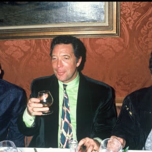 Archives - Henri Salvador, Tom Jones et Claude Nougaro lors d'un diner à Paris en 1989.