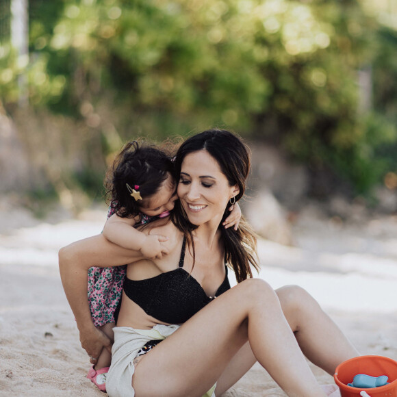 On peut y voir le minois de Céleste
Exclusif - Fabienne Carat et sa fille Céleste profitent d'une journée à la plage sur l'île de la Réunion où Fabienne tourne un épisode de la série "Section de Recherches" le 8 juin 2023. (interview possible) © Jules Legros / Bestimage