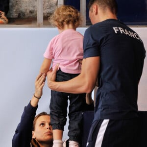 Laure Manaudou, Frederick Bousquet et leur fille Manon - Laure Manaudou s'est offert sa première medaille internationale depuis quatre ans en remportant l'argent sur le 100 m dos à l'Euro-2012 en petit bassin. Chartres, le 23 novembre 2012 