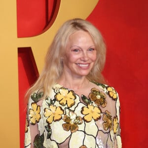 Pamela Anderson s'est aussi fait remarquer sur le tapis rouge ce jour-là
Pamela Anderson à la soirée des Oscars organisée par le magazine Vanity Fair.