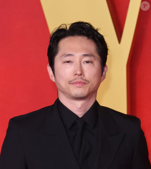Steven Yeun à la soirée des Oscars organisée par le magazine Vanity Fair.