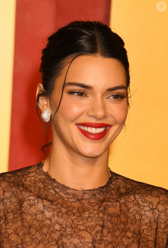 Kendall Jenner a fait sensation sur le tapis rouge des Oscars
Kendall Jenner à la soirée des Oscars organisée par le magazine Vanity Fair.