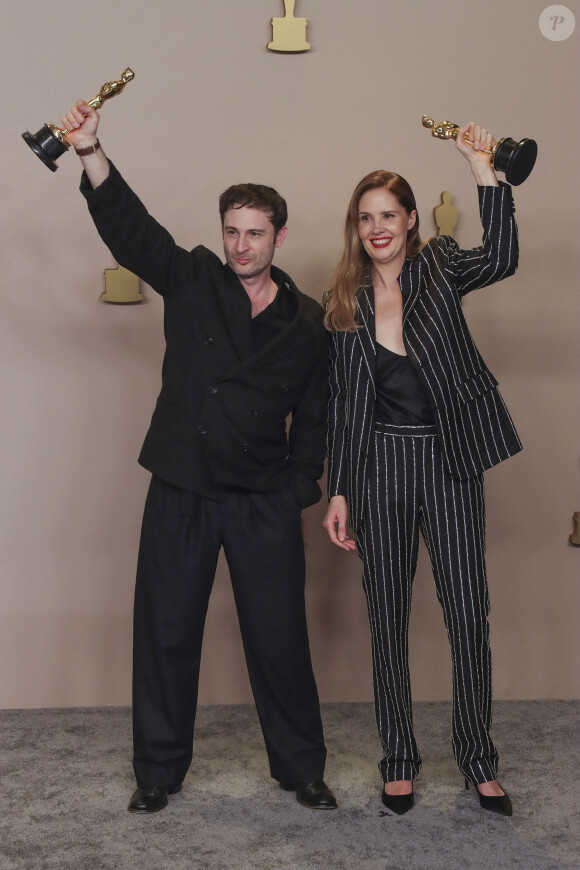 Arthur Harari et Justine Triet - Photocall des lauréats (Press Room) de la 96ème cérémonie des Oscars au Dolby Theater à Hollywood le 10 mars 2024. © PI via ZUMA Press Wire / Bestimage 