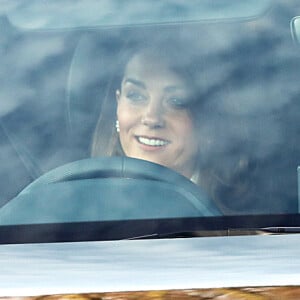 Kate Middleton a fait sa 1ère réapparition depuis le scandale
Kate Catherine Middleton, duchesse de Cambridge, et son fils le prince Louis arrivent en voiture au palais de Buckingham, pour assister au déjeuner de Noël, avec les autres membres de la famille royale. © Imago / Panoramic / Bestimage 