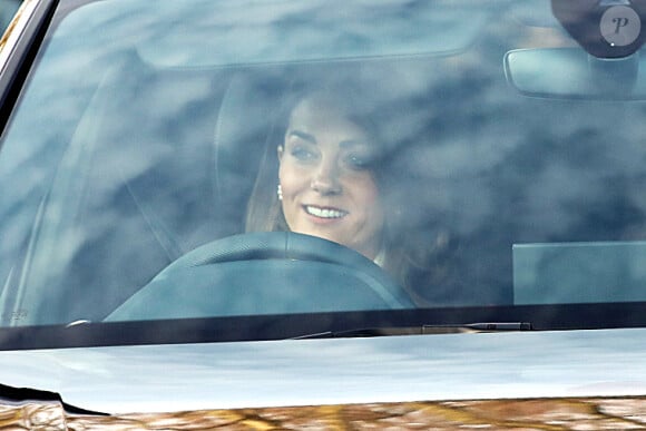 Kate Middleton a fait sa 1ère réapparition depuis le scandale
Kate Catherine Middleton, duchesse de Cambridge, et son fils le prince Louis arrivent en voiture au palais de Buckingham, pour assister au déjeuner de Noël, avec les autres membres de la famille royale. © Imago / Panoramic / Bestimage 