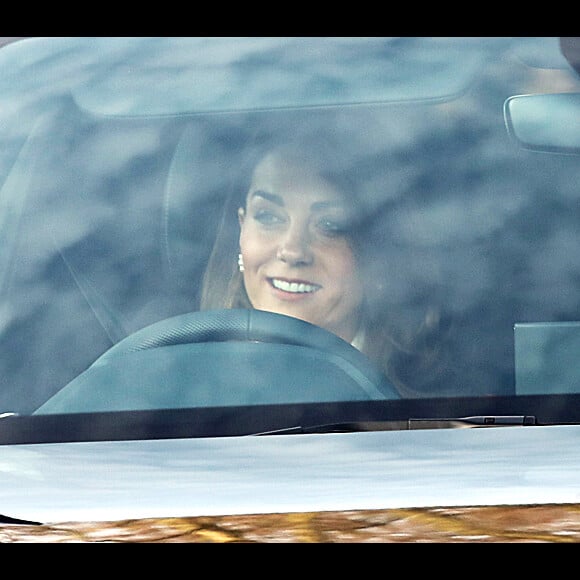 Kate Middleton a fait sa 1ère réapparition depuis le scandale
Kate Catherine Middleton, duchesse de Cambridge, et son fils le prince Louis arrivent en voiture au palais de Buckingham, pour assister au déjeuner de Noël, avec les autres membres de la famille royale. © Imago / Panoramic / Bestimage 