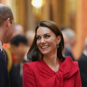 Le prince William, prince de Galles, et Catherine (Kate) Middleton, princesse de Galles, avec Choo Kyungho, vice-premier ministre coréen et Park Jin, ministre coréen des Affaires étrangères, regardent une exposition spéciale d'objets de la collection royale relative à la République de Corée dans la galerie de photos du palais de Buckingham à Londres, Royaume Uni, le 21 novembre 2023. 