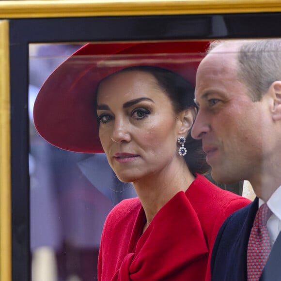 En cause ? Les nombreuses retouches opérées sur le cliché, fruit d'une faible expérience de Kate en Photoshop
Le prince William, prince de Galles, et Catherine (Kate) Middleton, princesse de Galles - Cérémonie de bienvenue du président de la Corée du Sud et de sa femme à Horse Guards Parade à Londres, le 21 novembre 2023. 