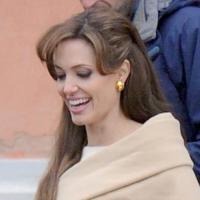 Quand Angelina Jolie, toujours aussi élégante, travaille dur... mais avec un joli sourire !
