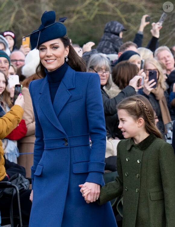 Ainsi que Kate Middleton.
Catherine (Kate) Middleton, princesse de Galles, la princesse Charlotte de Galles - Les membres de la famille royale britannique lors de la messe du matin de Noël en l'église St-Mary Magdalene à Sandringham, le 25 décembre 2023.