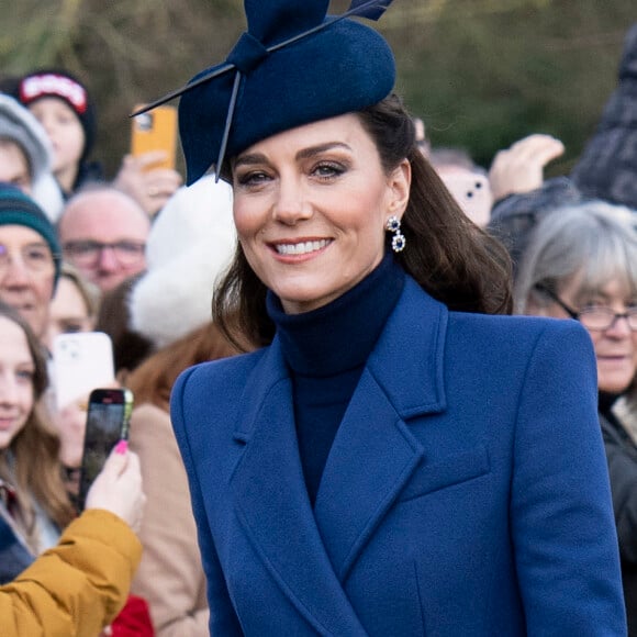 Ainsi que Kate Middleton.
Catherine (Kate) Middleton, princesse de Galles, la princesse Charlotte de Galles - Les membres de la famille royale britannique lors de la messe du matin de Noël en l'église St-Mary Magdalene à Sandringham, le 25 décembre 2023.